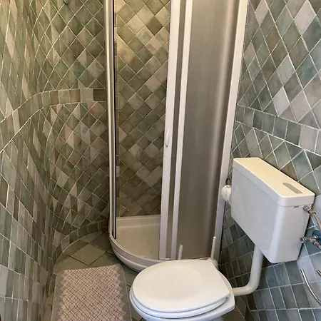 Garden House - Near Bus Stop To Beaches & Airport 住宿加早餐酒店 3*
