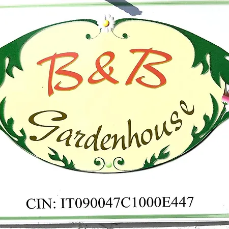 Garden House - Near Bus Stop To Beaches & Airport 奧爾比亞