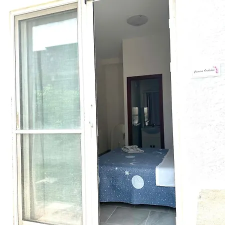 Garden House - Near Bus Stop To Beaches & Airport Bed & Breakfast