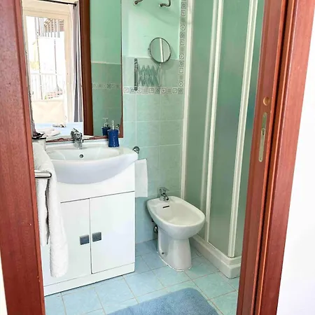 Garden House - Near Bus Stop To Beaches & Airport Bed & Breakfast