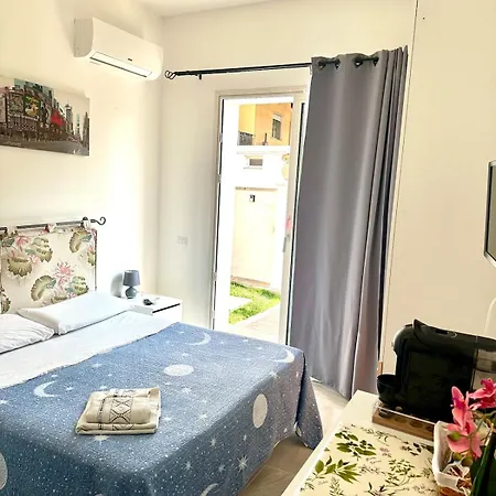 Bed & Breakfast Garden House - Near Bus Stop To Beaches & Airport