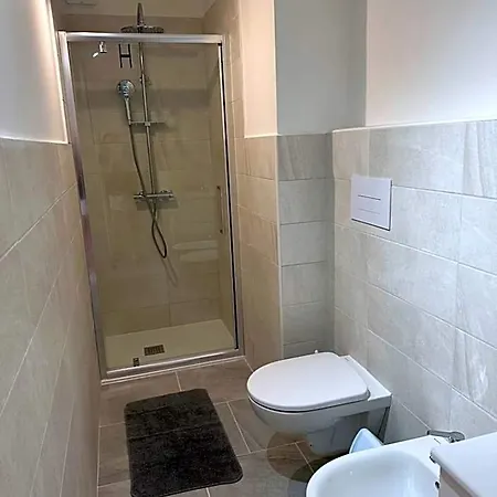 Garden House - Near Bus Stop To Beaches & Airport Bed & Breakfast
