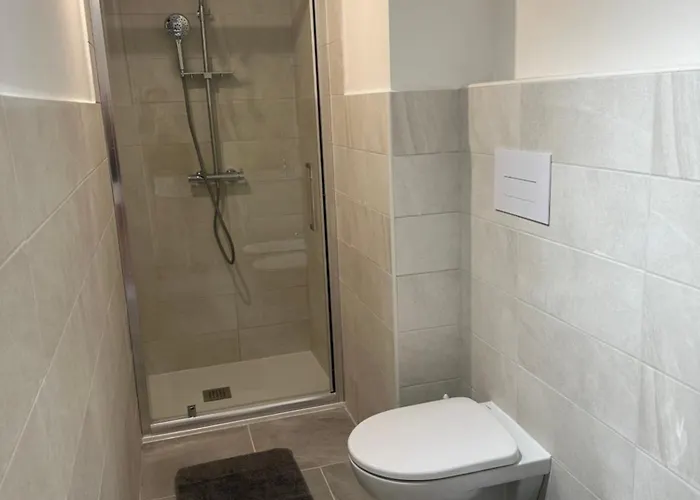Garden House - Near Bus Stop To Beaches & Airport Bed & Breakfast 3*